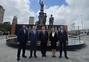 COLOCACIÓN DE FLORES EN EL MONUMENTO “80 AÑOS DE LA VICTORIA EN LA GRAN GUERRA PATRIA SOBRE EL NAZISMO Y EL FASCISMO"